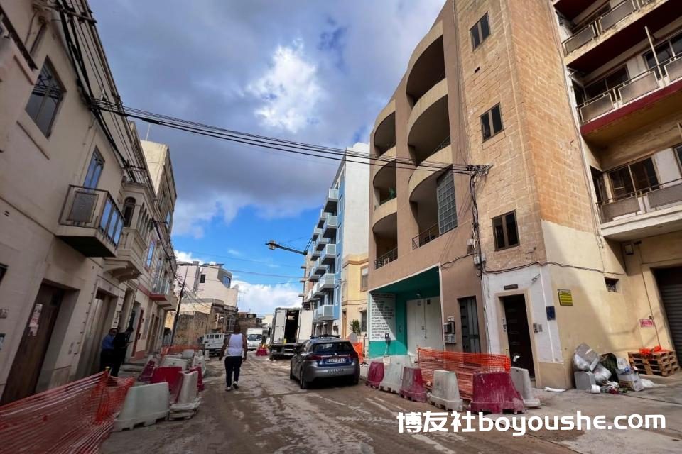 周一，一名蹒跚学步的孩子从米西达 (Msida) 的一座公寓楼坠下两层楼。 照片：乔纳森·博格。