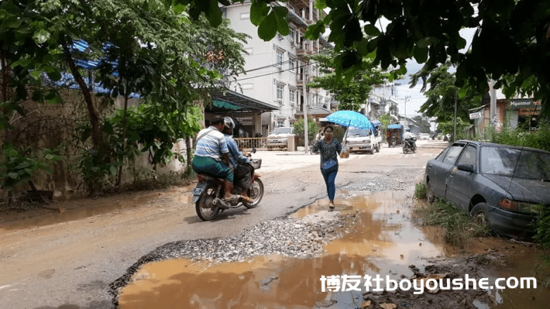 缅甸边境大其力，主要道路被封锁，当地人出行困难