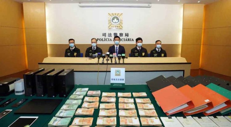 澳门司警证实47岁本澳周姓男商人为因涉嫌洗黑钱及非法博彩等被拘捕之十一人之一