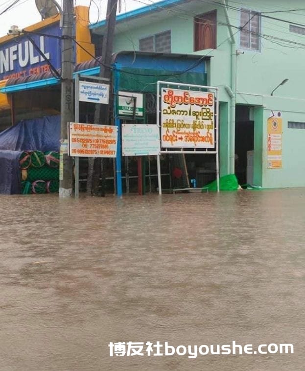 缅甸仰光遭暴雨袭击,多地道路被淹,部分地区水深淹及腰部